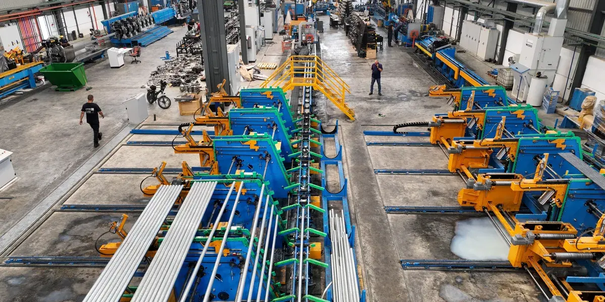 Atelier de production industrielle avec lignes de fabrication