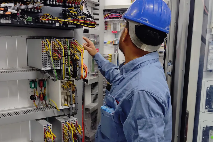 Technicien contrôlant un équipement sous garantie
